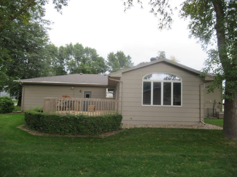 412 E 4th St, Hills, MN 56138