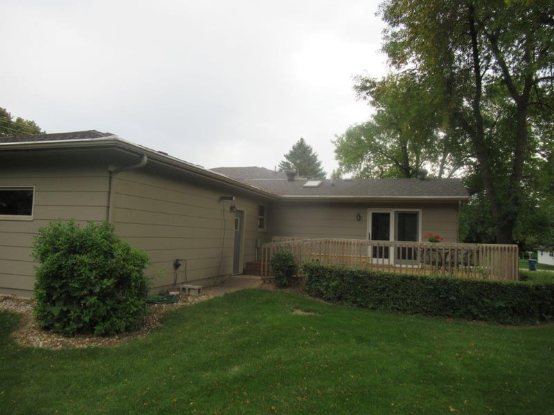 412 E 4th St, Hills, MN 56138