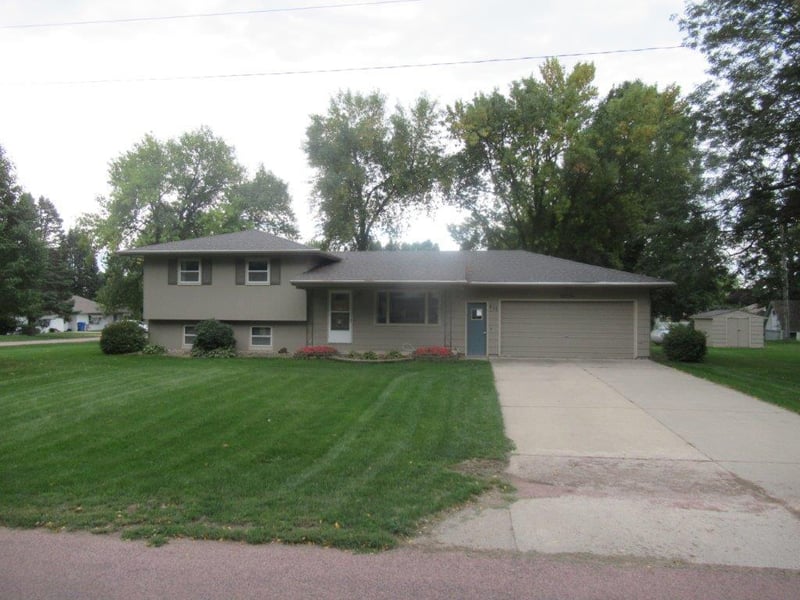 412 E 4th St, Hills, MN 56138