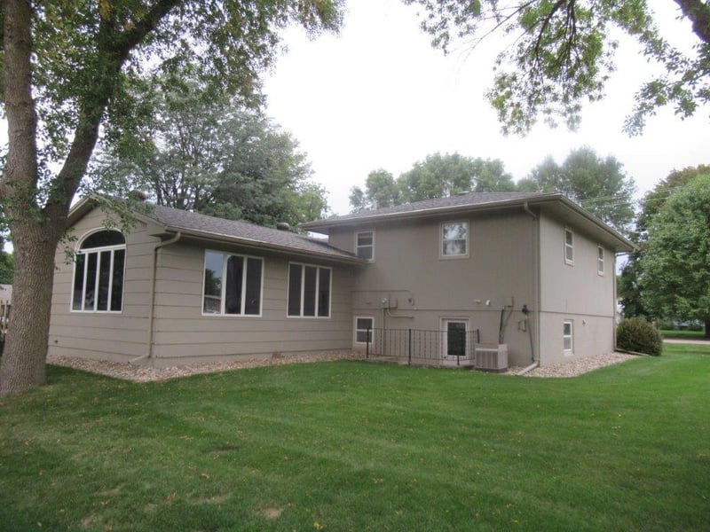 412 E 4th St, Hills, MN 56138