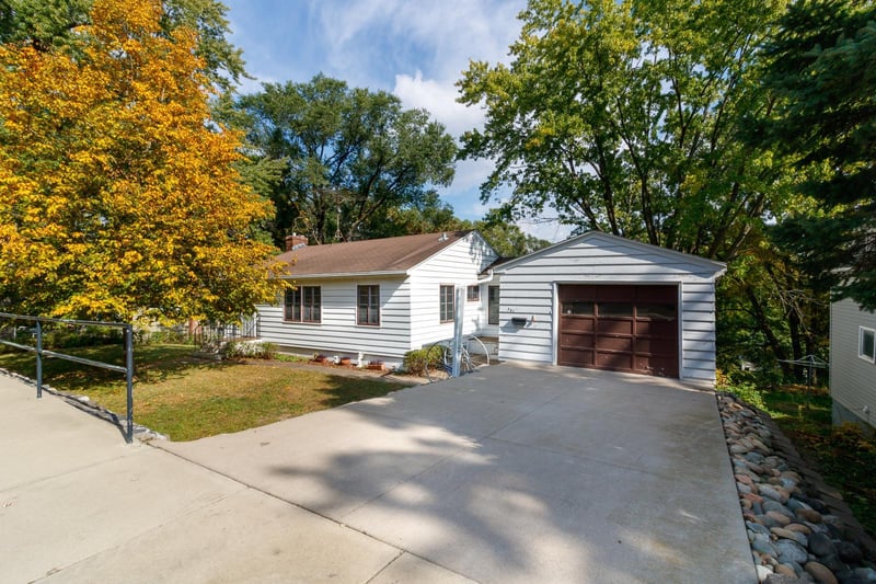 741 6th St N, Bayport, MN 55003