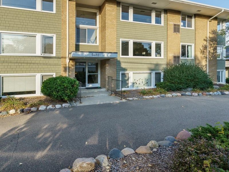5412 France Ave S #202, Edina, MN 55410