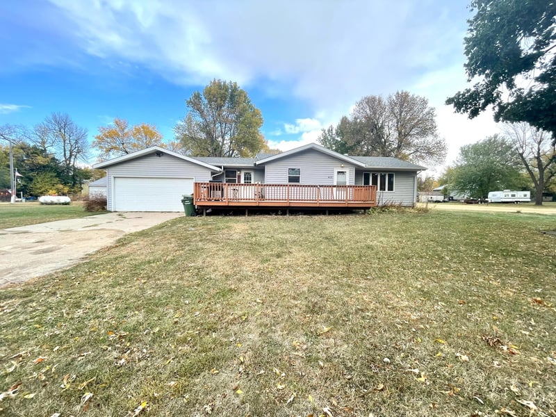 402 3rd St, Rushmore, MN 56168