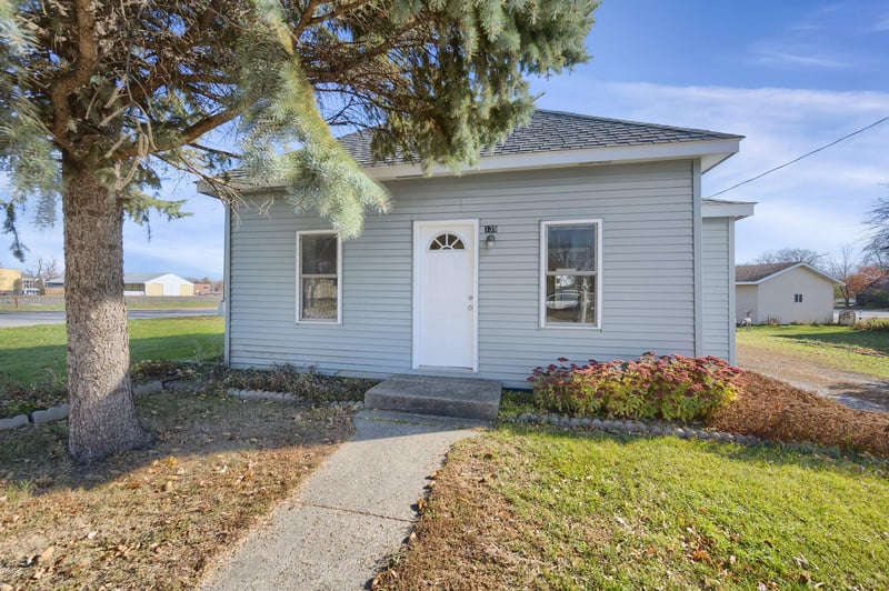 139 State St S, Eden Valley, MN 55329