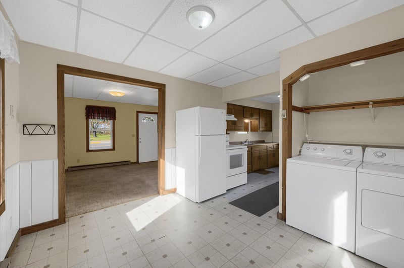 139 State St S, Eden Valley, MN 55329