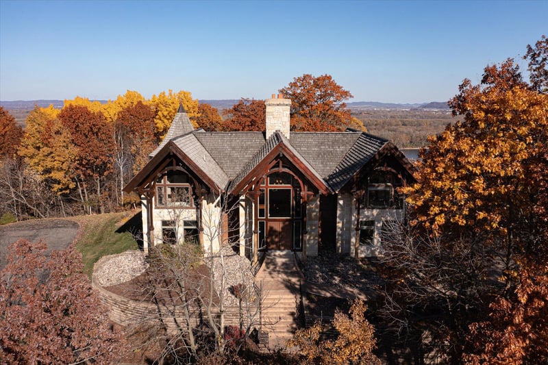 84 Mcintosh Rd E, La Crescent, MN 55947