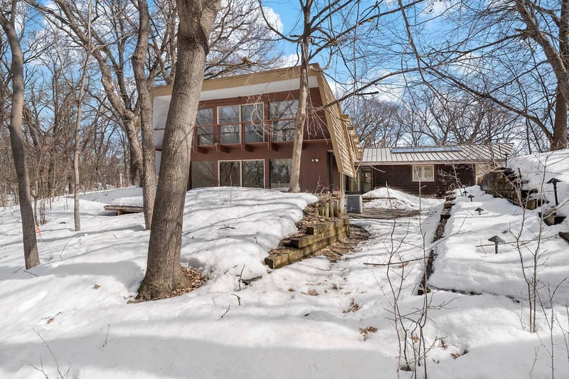 21 E Oaks Rd, North Oaks, MN 55127