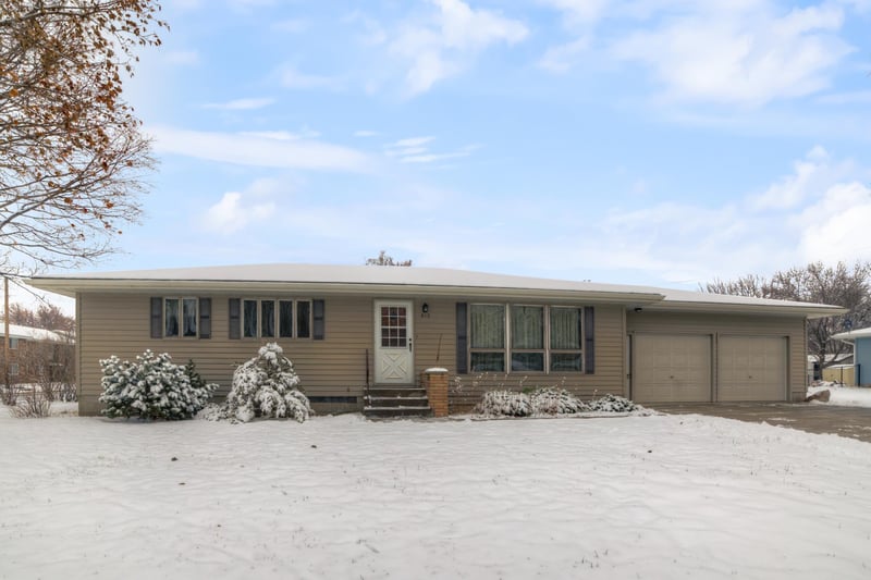 613 Kim Ave, Hamburg, MN 55339