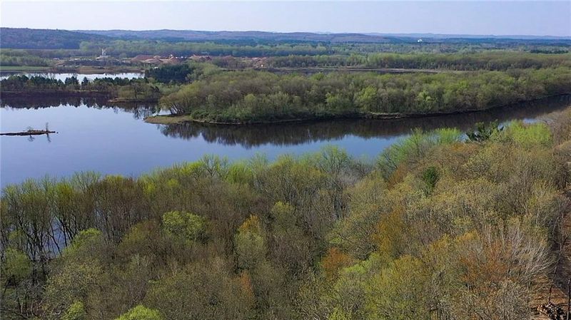 1435 Silvermine Dr, Eau Claire, WI 54703