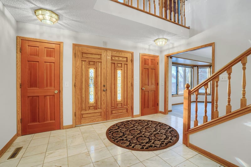 5326 Paola Cir, Bloomington, MN 55437
