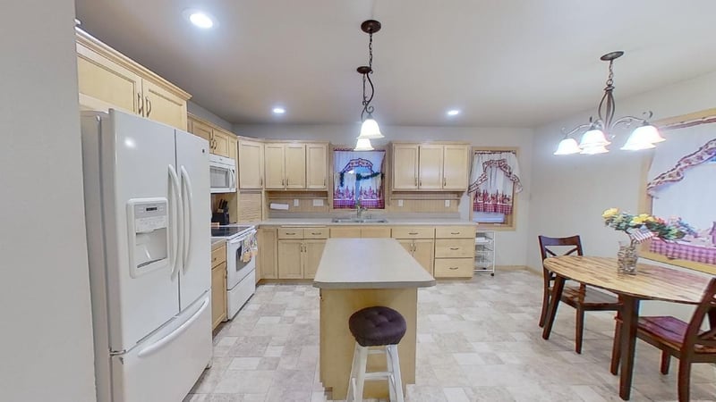 820 1st St, Currie, MN 56123