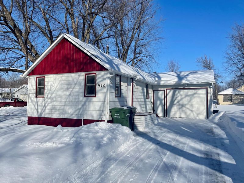 910 Grandview Ave, Worthington, MN 56187