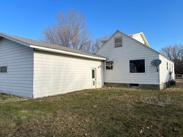 112 6th St NE, Hallock, MN 56728