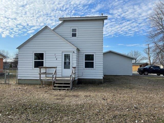 112 6th St NE, Hallock, MN 56728