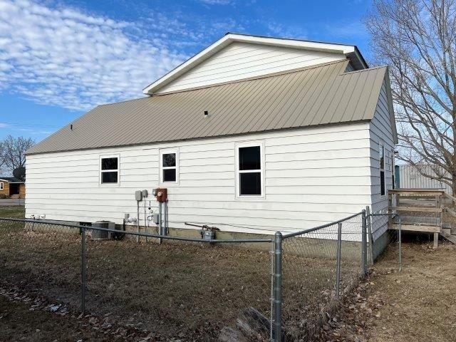 112 6th St NE, Hallock, MN 56728