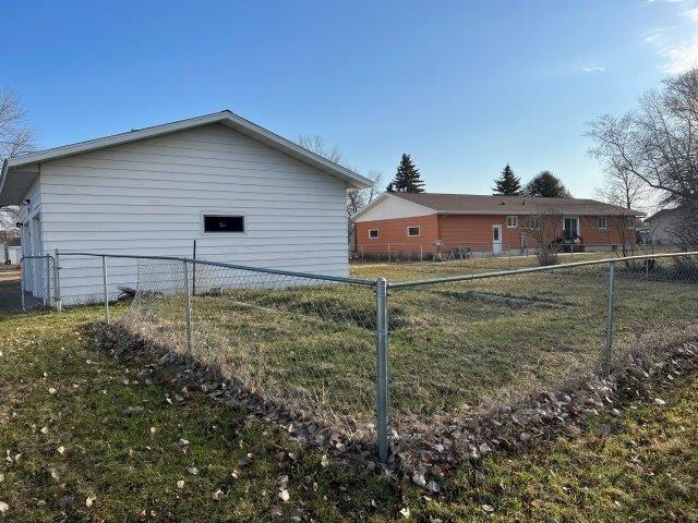 112 6th St NE, Hallock, MN 56728