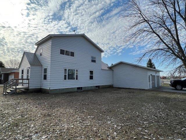112 6th St NE, Hallock, MN 56728