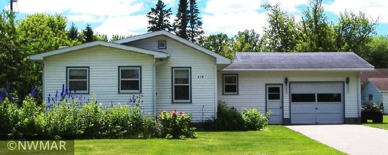 219 W State St, Grygla, MN 56727