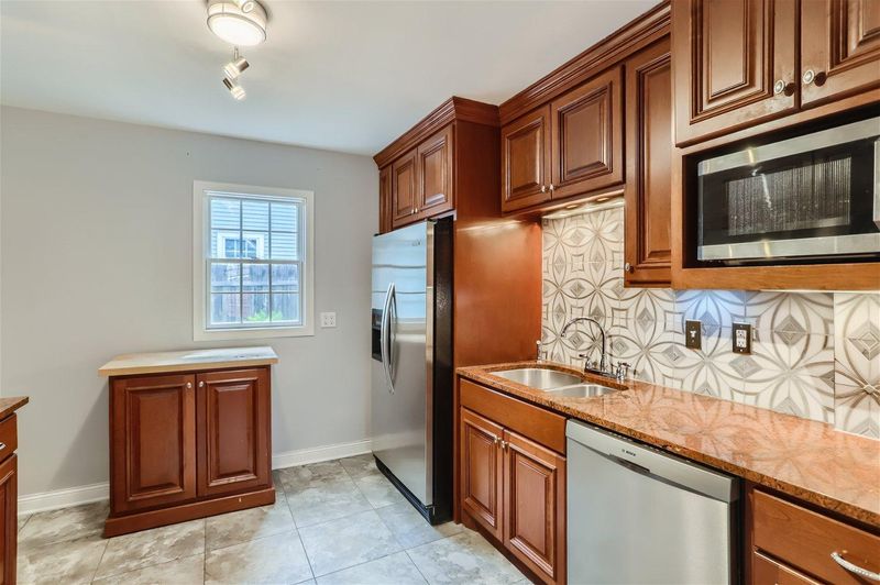 1986 Montreal Ave, Saint Paul, MN 55116