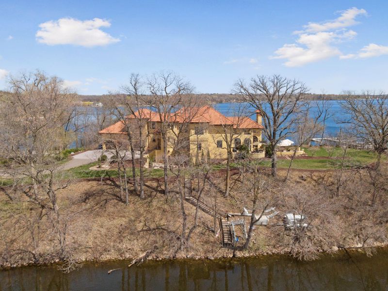 1420 Shoreline Dr, Wayzata, MN 55391