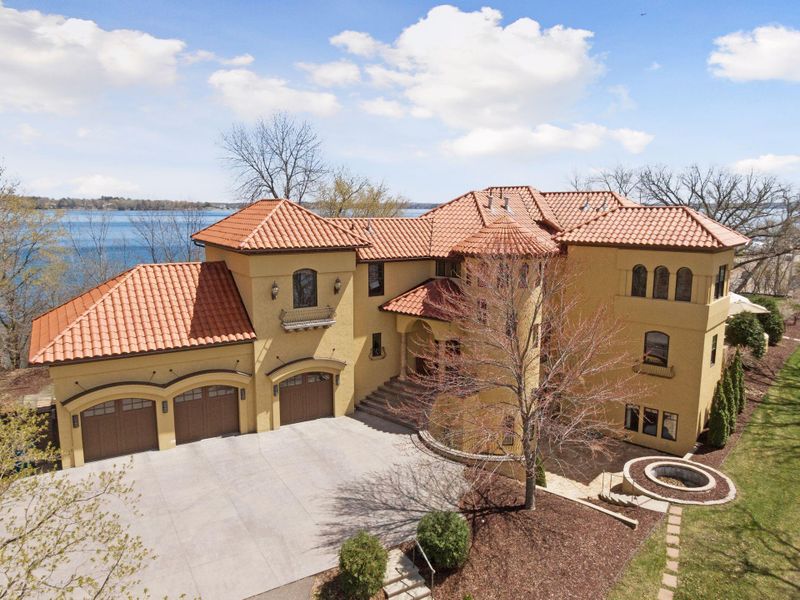 1420 Shoreline Dr, Wayzata, MN 55391
