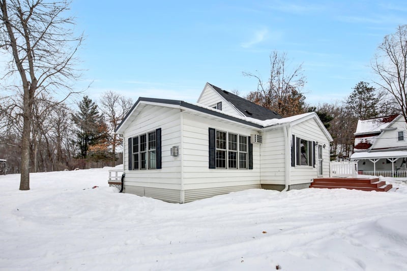197 Hilltop Dr, Zumbro Falls, MN 55991