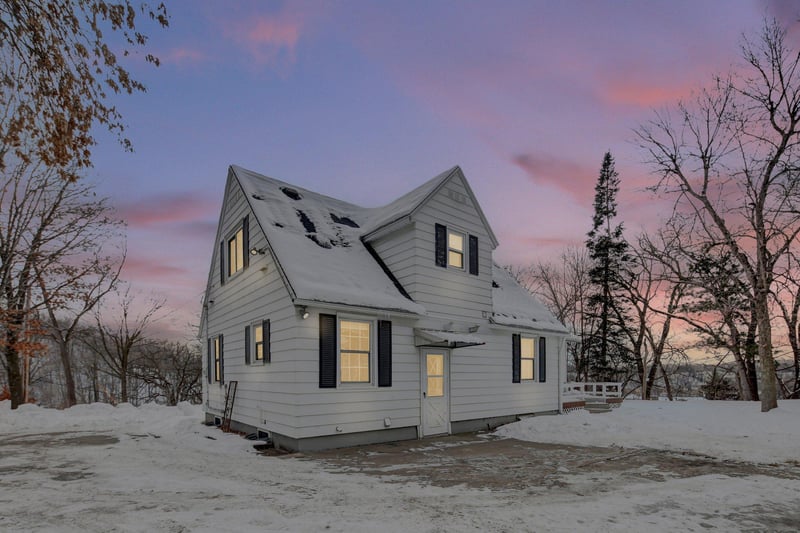 197 Hilltop Dr, Zumbro Falls, MN 55991
