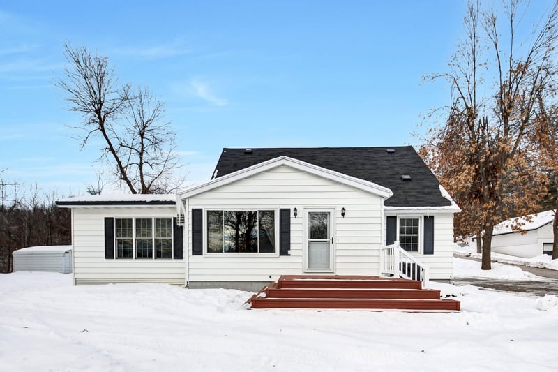 197 Hilltop Dr, Zumbro Falls, MN 55991