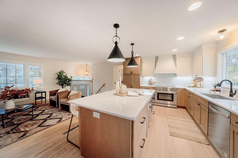 6902 Kingston Dr, Eden Prairie, MN 55346