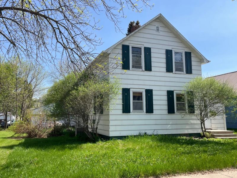 402 E 9th St, Morris, MN 56267