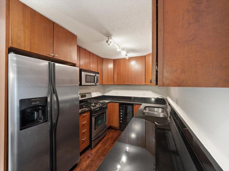 2800 W 44th St #505, Edina, MN 55410