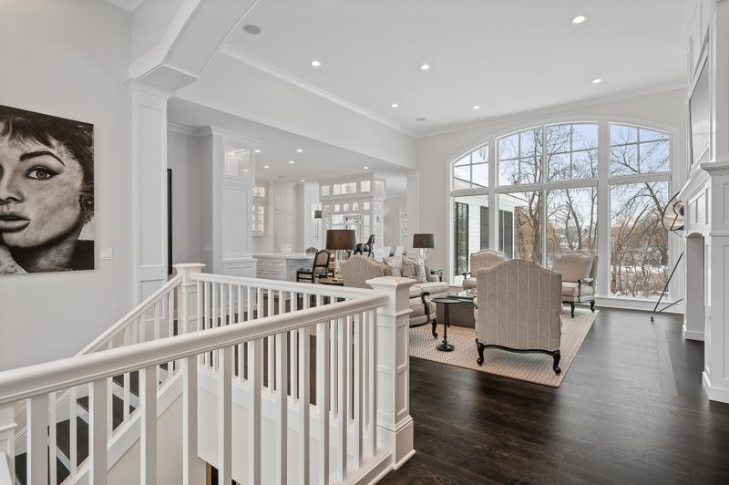 510 Locust Hills Dr, Wayzata, MN 55391