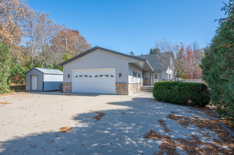 405 4th St W, Mantorville, MN 55955