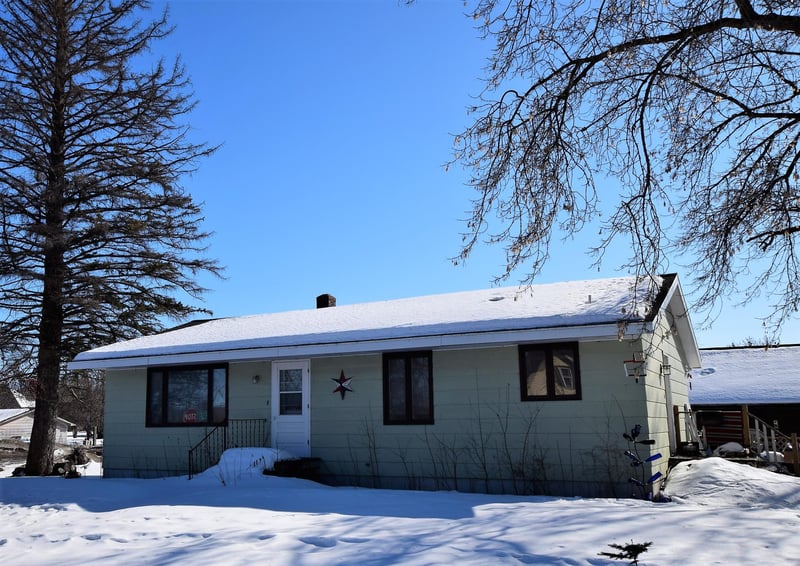 102 Hallberg St SW, Warroad, MN 56756