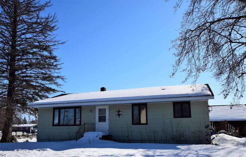 102 Hallberg St SW, Warroad, MN 56756