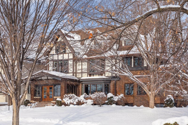 2667 E Lake Of The Isles Pw, Minneapolis, MN 55408