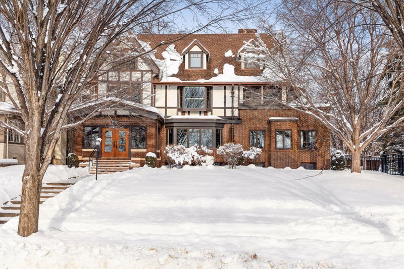 2667 E Lake Of The Isles Pw, Minneapolis, MN 55408