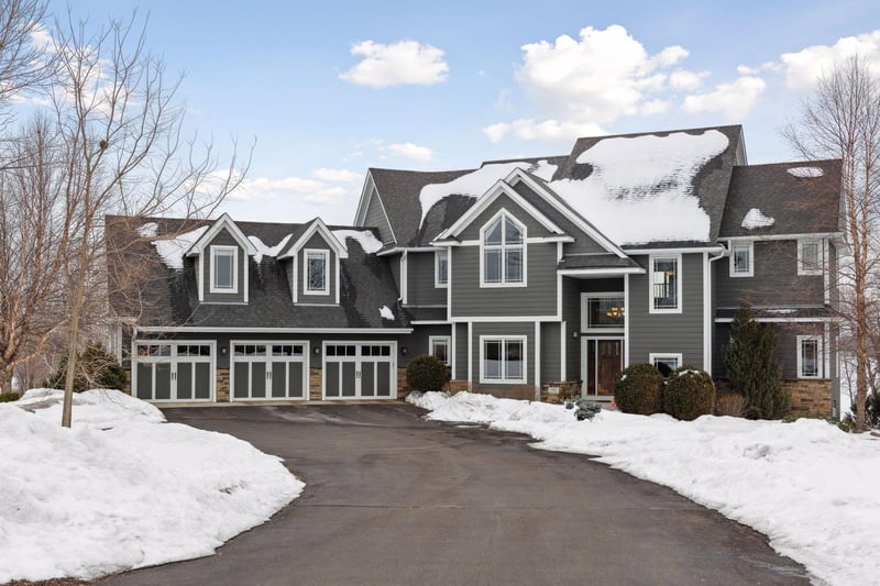 596 Hahn Dr, Shakopee, MN 55379