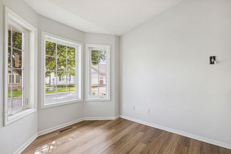 8490 Powers Pl, Chanhassen, MN 55317