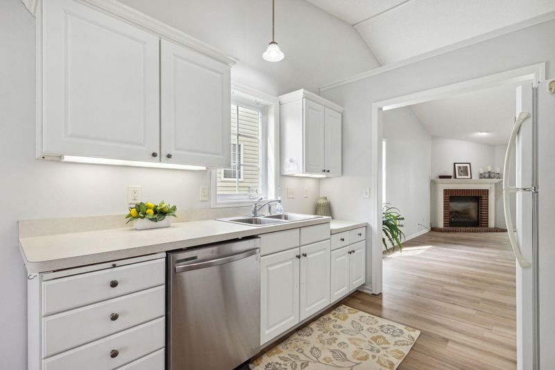 8490 Powers Pl, Chanhassen, MN 55317
