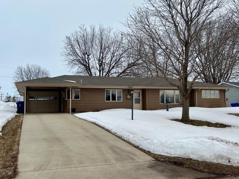 501 S Josephine Ave, Hills, MN 56138