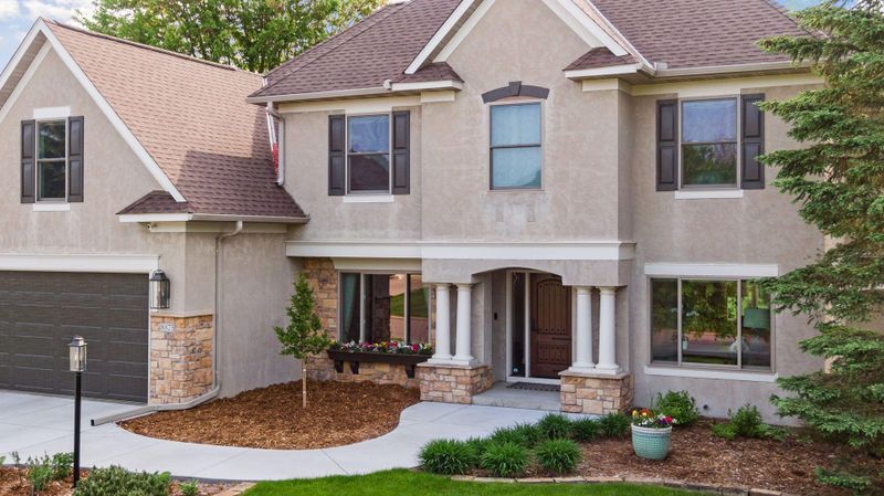 8875 Springwood Dr, Woodbury, MN 55125