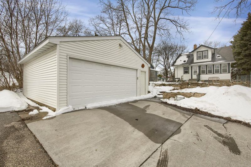888 Dodd Rd, West Saint Paul, MN 55118