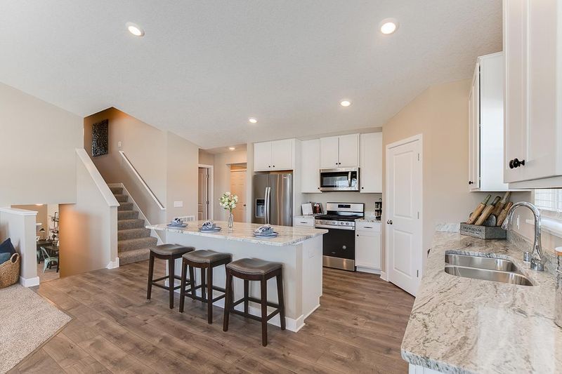 2347 Aragon Dr, Shakopee, MN 55379