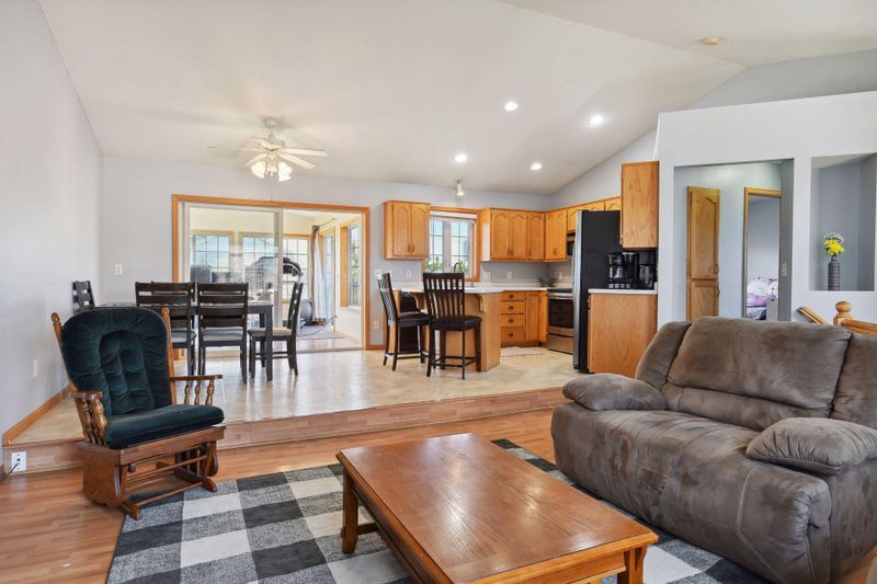 8102 Trappers Ridge Dr, Clear Lake, MN 55319