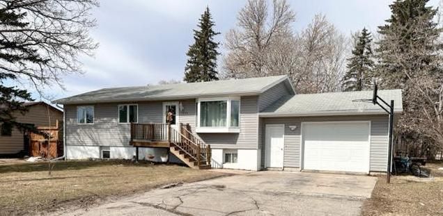 1203 Greenwood St E, Thief River Falls, MN 56701