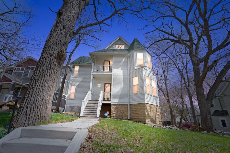 1522 Hillside Ave N, Minneapolis, MN 55411