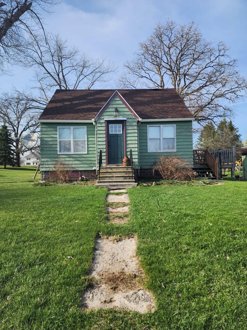 110 W 4th St, Walters, MN 56097