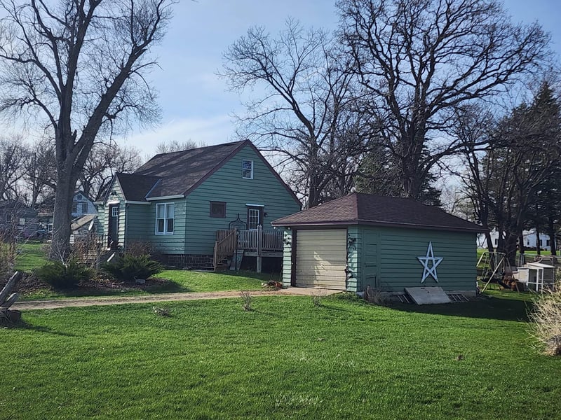 110 W 4th St, Walters, MN 56097