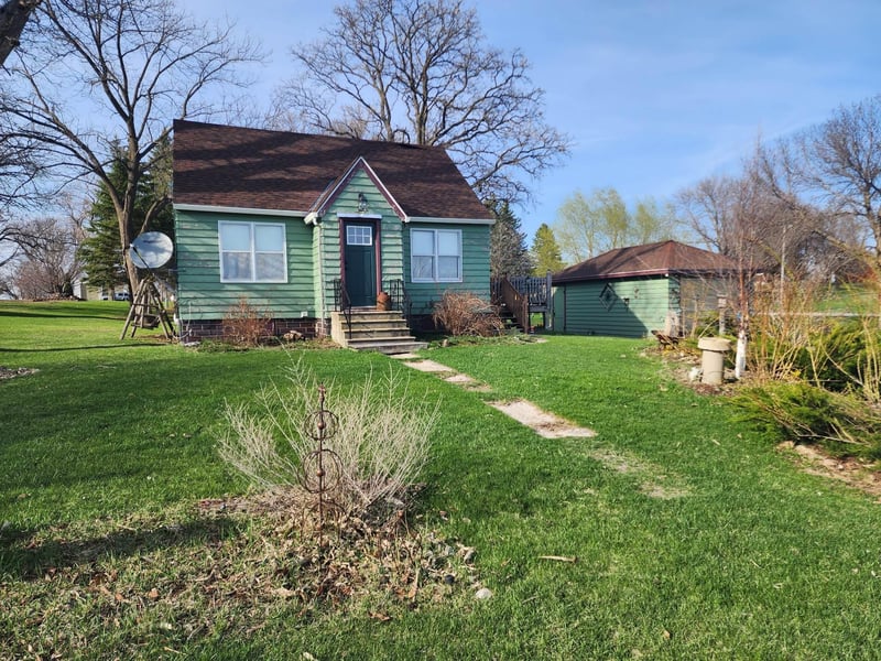 110 W 4th St, Walters, MN 56097